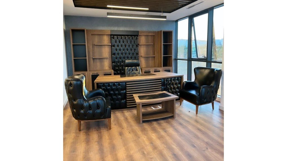 C serisi klasik yönetici masa takımı, ceviz rengi, deri sümenli ve çıtalı detayları ile ofis ortamında A serisi Chester koltuklar ile sergileniyor.